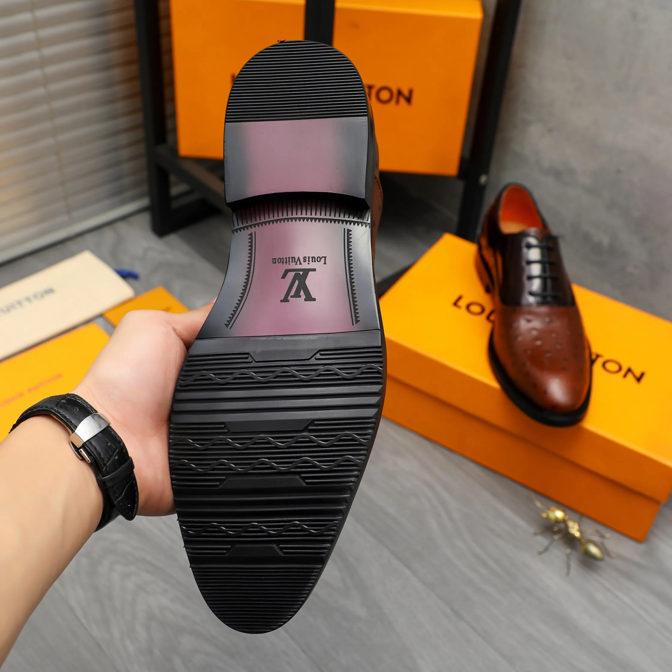 Men's shoes 💰p460 Product trademark: LV (Louis Vuitton) business lace-up formal leather shoes. Regular size: 39-44 (38.45 custom-made, non-refundable) Product materials: Selected high-quality ostrich pattern cowhide spliced ​​with pearlescent cowhide upper, cowhide lining, original rubber outsole
